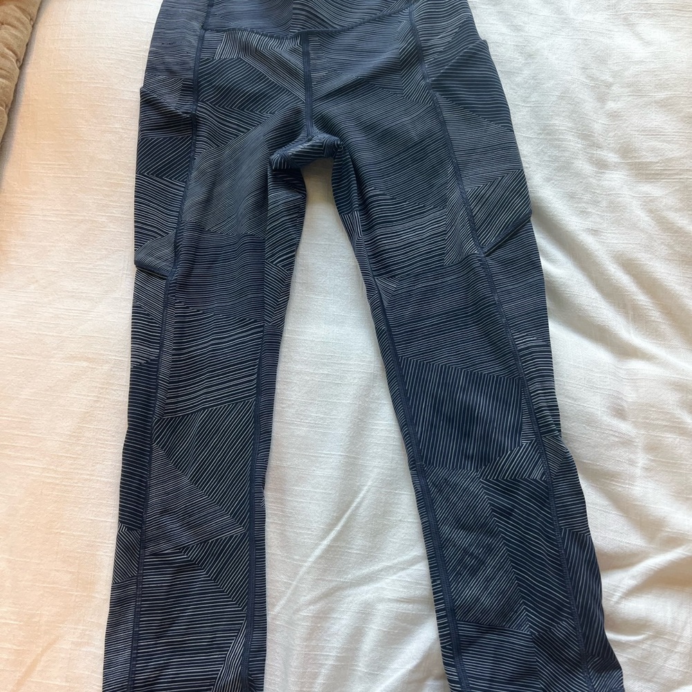 Cropped lululemon leggings with back zipper and side pockets